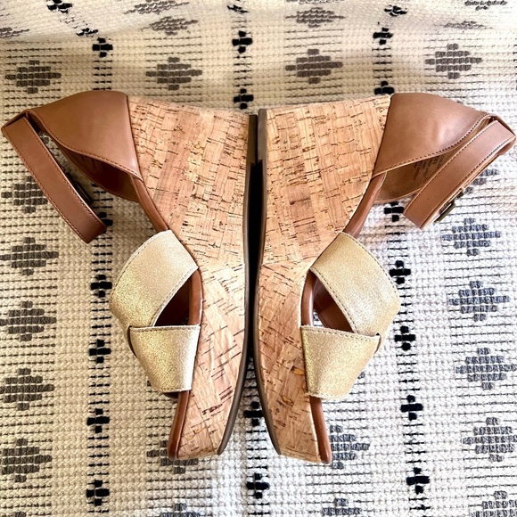 Crown Vintage Tan and Gold Wedge Sandals, size 8 - Picture 7 of 10